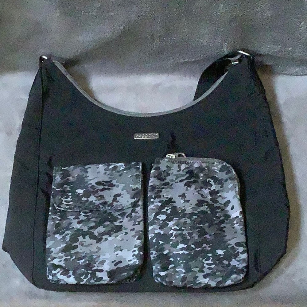 Baggallini black crossbody camo front pockets
